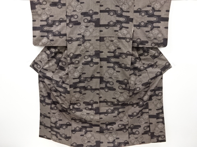 リサイクル　ヱ霞に菊・破れ蜀江紋織り出し本場泥大島紬着物(5マルキ)